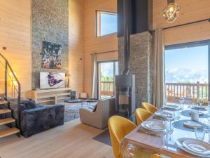 ein Esszimmer mit Tisch und Stühlen in der Unterkunft Luxueux Duplex 127m² aux Pistes - Parking Inclus - FR-1-645-86 in Huez