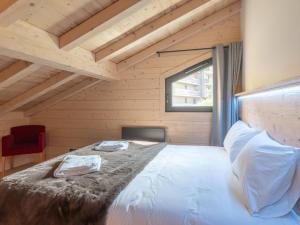 ein Schlafzimmer mit einem großen weißen Bett mit einem Fenster in der Unterkunft Luxueux Duplex 127m² aux Pistes - Parking Inclus - FR-1-645-86 in Huez