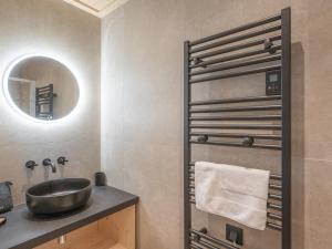 ein Badezimmer mit Waschbecken und Spiegel in der Unterkunft Luxueux Duplex 127m² aux Pistes - Parking Inclus - FR-1-645-86 in Huez + 8 Fotos
