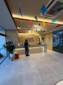 Ein Mann steht an einem Tresen in einer Lobby. in der Unterkunft Flat Makia Beach Experience Muro Alto Porto de Galinhas in Porto De Galinhas + 43 Fotos