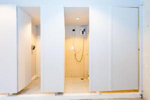 Et badeværelse på Mitr INN Sukhumvit 2 - BTS Nana มิตร อินน์ สุขุมวิทซอย 2 บีทีเอส นานา + 37 billeder