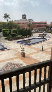Una vista desde un balcón de un patio con una fuente. en Plaza Luxury Apartment, en Marrakech
