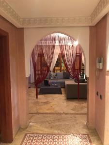 una sala de estar con un arco y un sofá en Plaza Luxury Apartment, en Marrakech