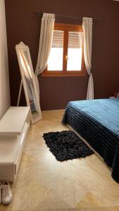 Un dormitorio con una cama y un espejo y una ventana. en Plaza Luxury Apartment, en Marrakech
