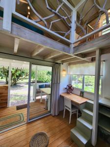 a tree house with a desk and a loft at Ecolodge Mata Api Bungalow Ylang-Ylang in Mataiea +9 photos