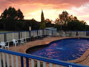 una persona che salta in una piscina da un balcone di Bestbrook Mountain Farmstay a Maryvale