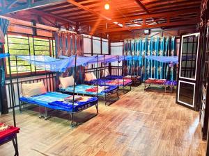 森莫诺隆Manel Guesthouse and Restaurant的有四张双层床的房间
