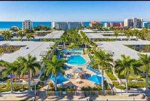 Swimmingpoolen hos eller tæt på No Shoes Required