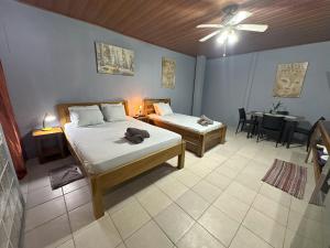 Ένα ή περισσότερα κρεβάτια σε δωμάτιο στο Studio Apartment 3 & AC-2 Pools-Jungle-Beach-WiFi-TV +31 φωτογραφίες
