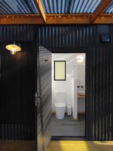 Ένα μπάνιο στο Haven Cabin - No road access - just a boat ride away