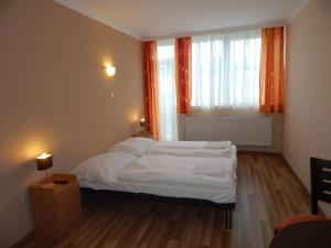 Ένα ή περισσότερα κρεβάτια σε δωμάτιο στο Ágnes Vendégház