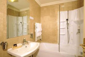 A bathroom at Hotel Ca' Formenta