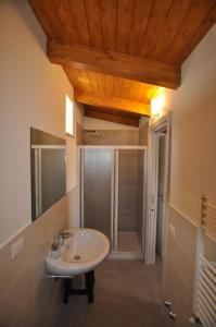 een badkamer met een wastafel en een douche bij Affittacamere Da Mary in Matera