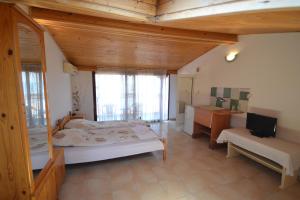 Un dormitorio con una cama y un escritorio en una habitación. en Guest House Olimpia, en Sozopol
