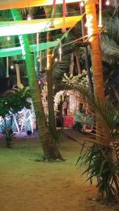 Samant Beach Resort外面的花园