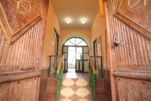 um corredor com portas de madeira e piso em azulejo em Casa Verde B&B em Sucre
