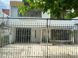 a gate in front of a building at Habitación independiente cerca al aeropuerto 1 in Cartagena de Indias