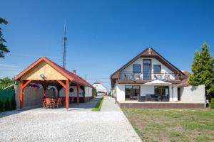 ein großes Haus mit einer Veranda und einem Balkon in der Unterkunft Villa Vintage -Room A 103 in Tomášikovo