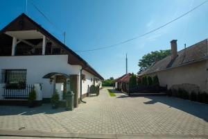 eine Kopfsteinpflasterstraße vor einem weißen Gebäude in der Unterkunft Villa Vintage -Room A 103 in Tomášikovo + 5 Fotos