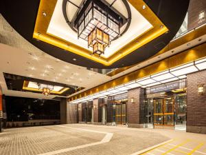 un grand bâtiment avec un hall d'entrée avec un grand plafond dans l'établissement APA Hotel & Resort Osaka Namba Ekimae Tower, à Osaka