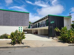 a building with a parking lot in front of it at All Seasons Lodge in South San Francisco