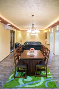 Svetainės erdvė apgyvendinimo įstaigoje Apartment Bambo Tre Sorrele