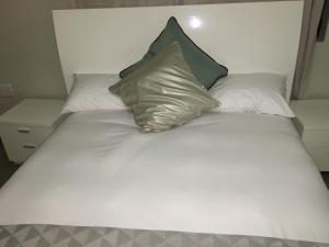 Un pat sau paturi într-o cameră la Mangie Villa