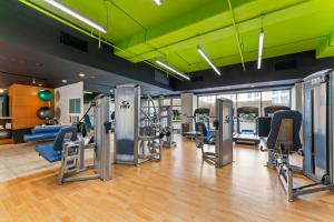 einen Fitnessraum mit vielen Laufbändern und Maschinen in der Unterkunft Ala Moana Hotel 1 bedroom sleeps 4 with King bed in Honolulu