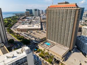 eine Luftansicht eines hohen Gebäudes in einer Stadt in der Unterkunft Ala Moana Hotel 1 bedroom sleeps 4 with King bed in Honolulu