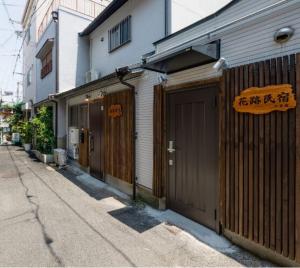 an empty street with a building and a fence at 花迹民宿二号馆201 通天阁天王寺步行圈 心斋桥日本桥4分钟车程 in Osaka