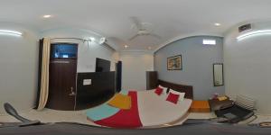 AyodhyaにあるHotel Ayodhya Paying Guestのテーブルと枕のあるドアのある部屋