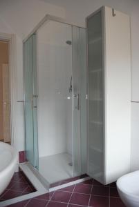 La salle de bains est pourvue d'une douche en verre et d'un lavabo. dans l'établissement Vieni in Calabria Casa Vacanze, à Vibo Valentia