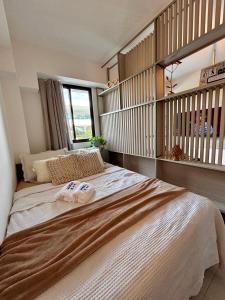 ein Schlafzimmer mit einem großen Bett in einem Zimmer in der Unterkunft Flat Makia Beach Experience Muro Alto Porto de Galinhas in Porto De Galinhas