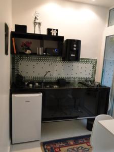 una cocina con encimera negra y fregadero en Apartamento Leblon Soleil, en Río de Janeiro