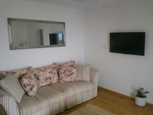 Televízia a/alebo spoločenská miestnosť v ubytovaní Apartment Marco