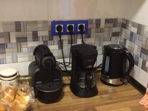 Zestaw do parzenia kawy i herbaty w obiekcie Apartment Tirso Molina