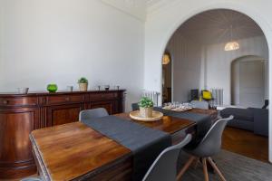 un soggiorno con tavolo e sedie in legno di Beautiful apartment by the sea front a Nizza