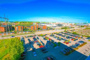 uma vista aérea de um parque de estacionamento com carros em Skyline Airport Hotel em Vantaa