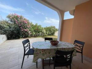 Una mesa y sillas en un patio. en Casa Rosanna, en Lu Lioni
