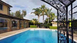 a swimming pool in the backyard of a house at Aquilamaior in Tragliata
