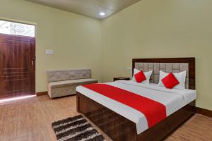 Ένα ή περισσότερα κρεβάτια σε δωμάτιο στο Super Hotel O Madhuraj Palace Takrohi Road