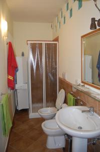 ガリポリにあるTramonto -Appartamenti OltreMare- Lido Conchiglie Gallipoliのバスルーム(トイレ、洗面台、シャワー付)