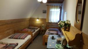 Posteľ alebo postele v izbe v ubytovaní Camping Harenda Pokoje Gościnne i Domki