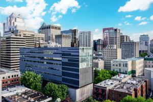 Pemandangan umum bagi Montreal atau pemandangan bandar yang diambil dari apartmen +7 gambar