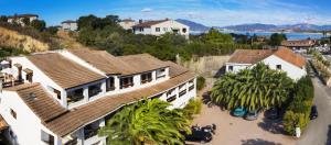 una vista aérea de una casa con palmeras en Motel de Porticcio, en Porticcio