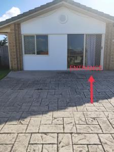 a brick driveway in front of a house with a red arrow at Gaia's House self contained unit in Brisbane