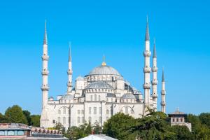 un edificio con dos mezquitas con cielo azul en el fondo en Ferman Hotel Old City -Special Category, en Estambul