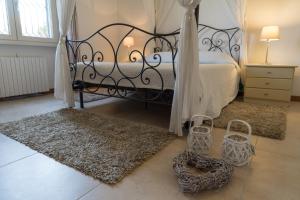 een slaapkamer met een zwart bed en 2 tapijten bij Le Dimore del Sole LT in Cagliari