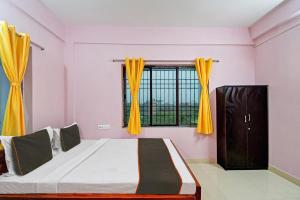 Ένα ή περισσότερα κρεβάτια σε δωμάτιο στο Hotel O Crystal Palace Tata Medical Centre +27 φωτογραφίες