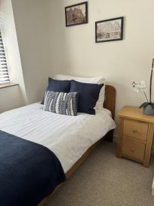 Postel nebo postele na pokoji v ubytování Little Priory Cottage